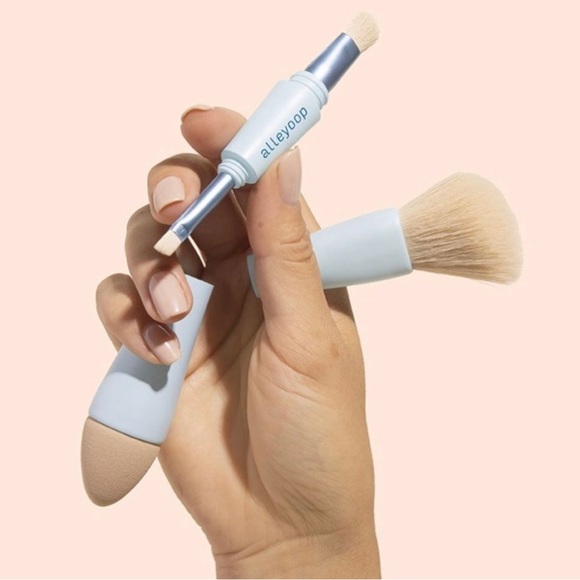 NIB/ALLEYOOP multi tasked 4 in 1 makeup brush. Perfect for travel! - Picture 1 of 7
